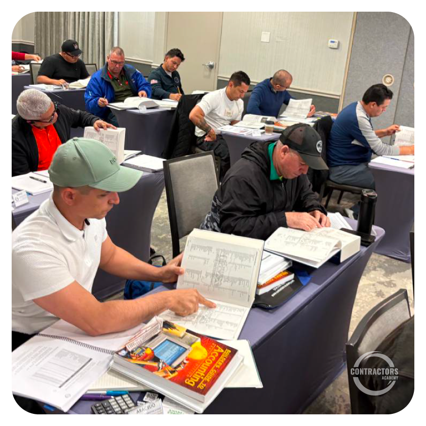 Contratistas hispanos estudiando en clase de Contractors Academy