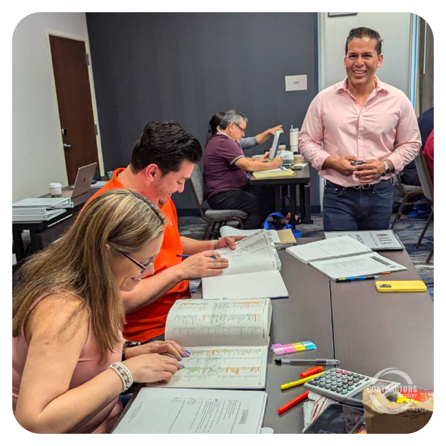 Clase presencial de Contractors Academy con contratistas hispanos