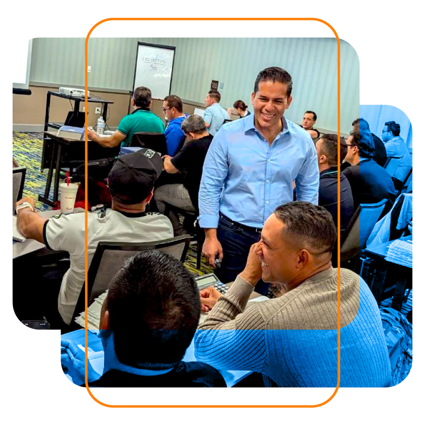 El Profe Rafa instructor de Contractors Academy durante clase presencial con contratistas hispanos en Florida